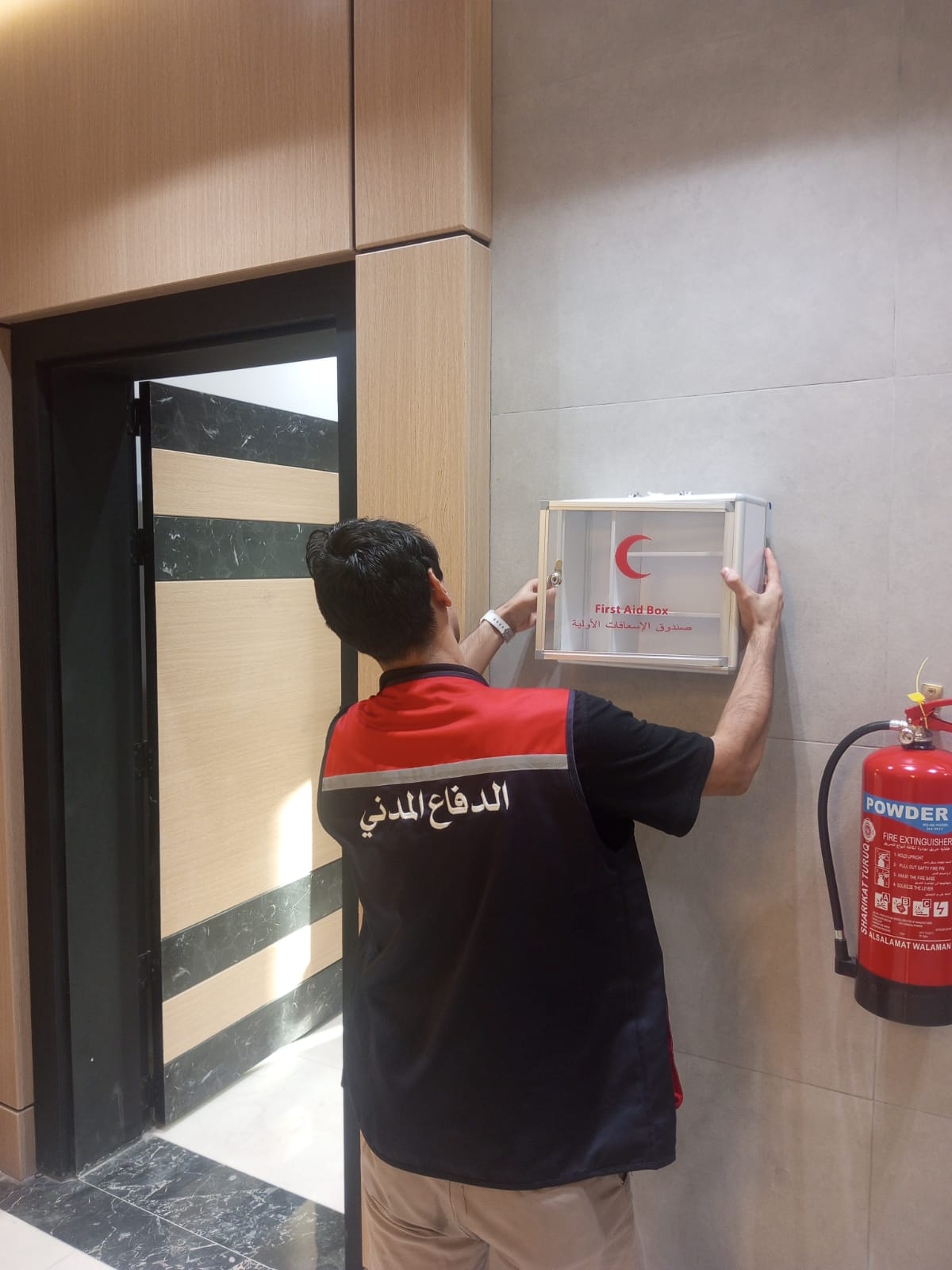 تنصيب وتجهيز صناديق الإسعافات الأولية في بنايات الجامعة