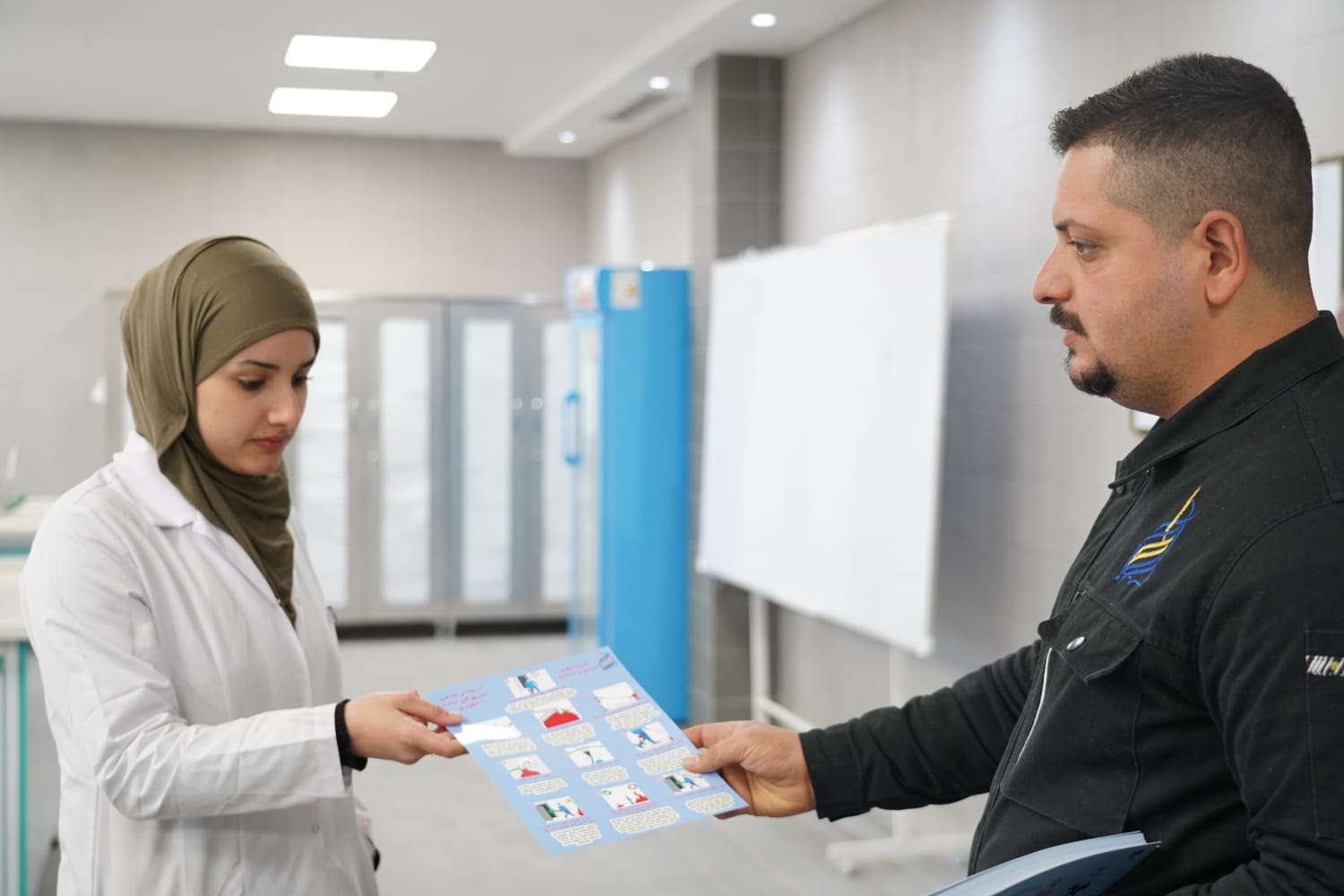 توزيع بوسترات السلامة والإطفاء داخل الجامعة